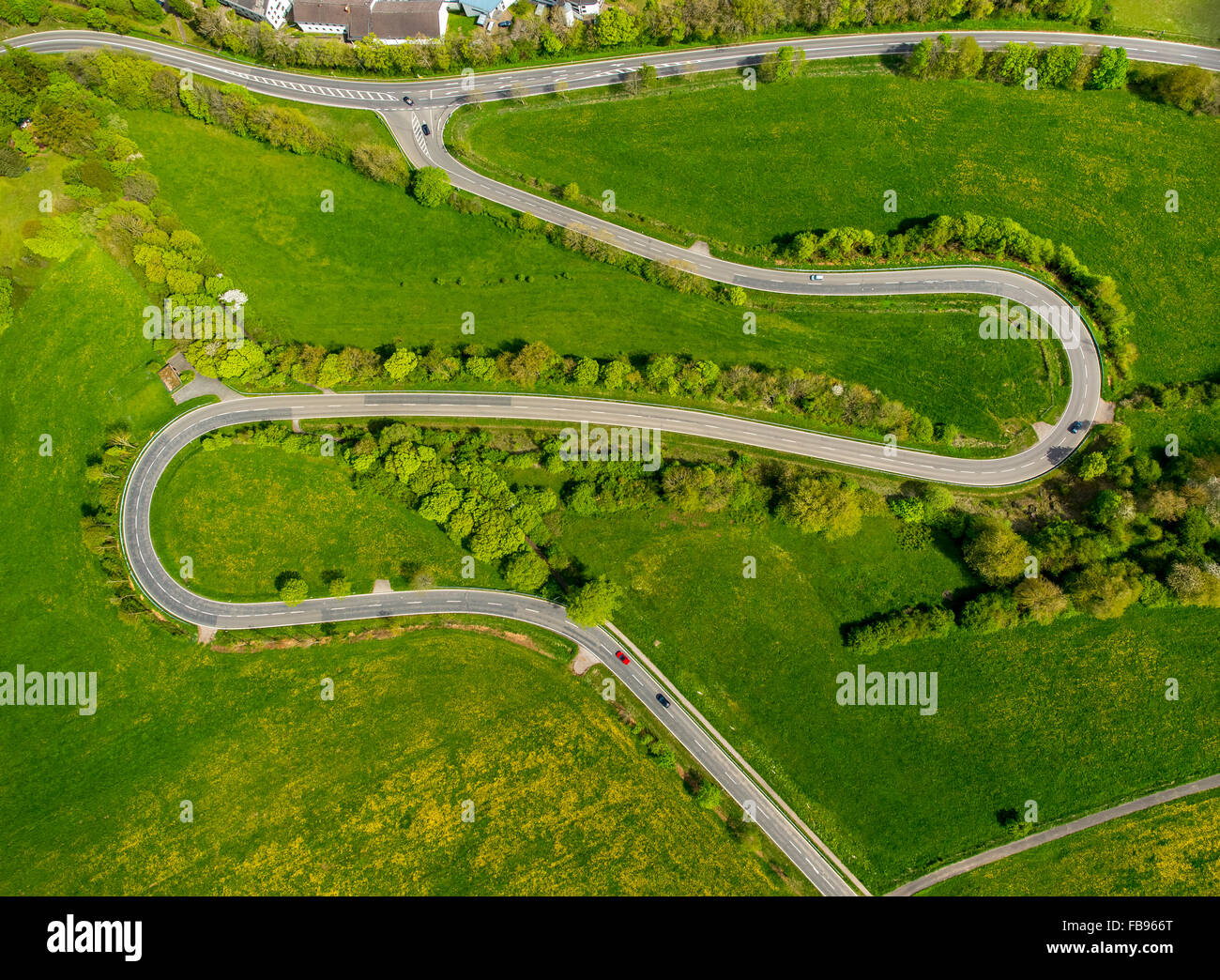 Vista aerea, tornanti, pista ciclabile, stretta curva, strada a serpentina, curva stretta, Hermann-Josef-Straße in Kall in Eifel Foto Stock