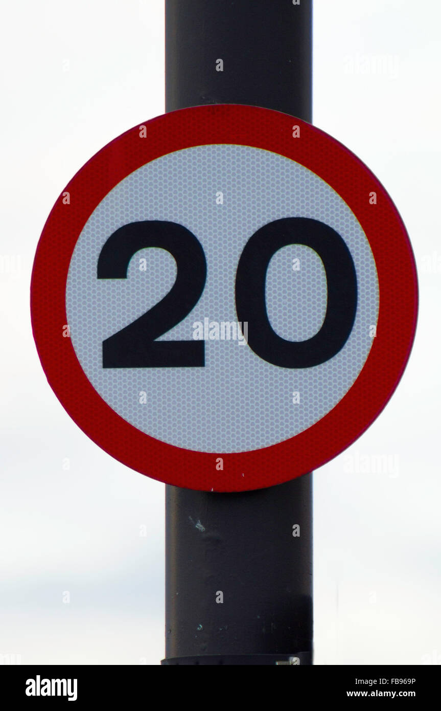 20mph cartello stradale sulla lampada posta Foto Stock