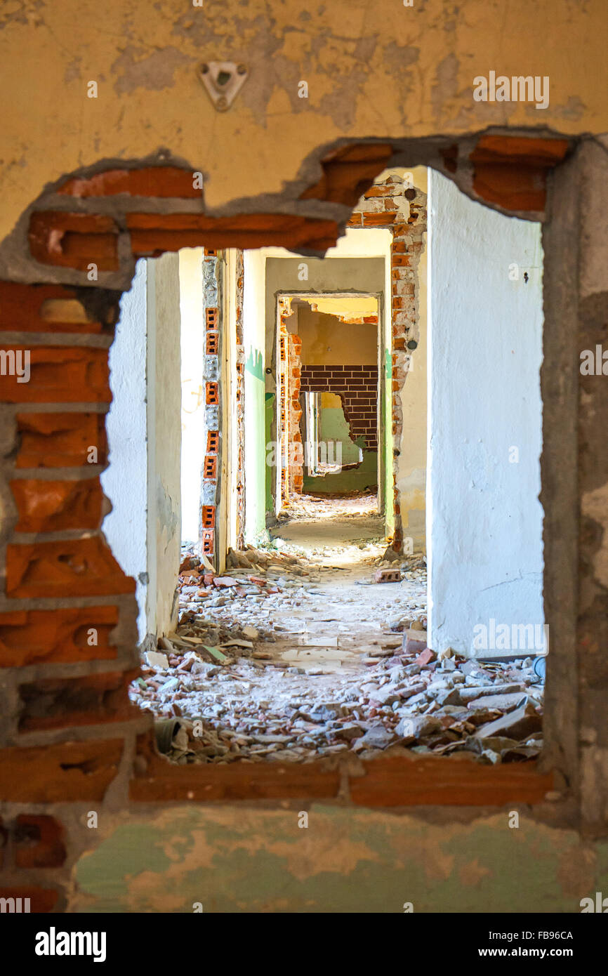 Klomino, Polonia - 28 agosto 2015: abbandonata città sovietica, distrutto il blocco di appartamenti dove militare sovietica utilizzato per vissuto Foto Stock