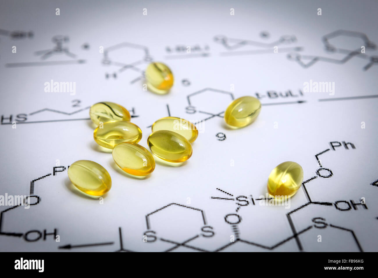 La scienza chimica formula e capsule di olio. Il concetto di medicina Foto Stock