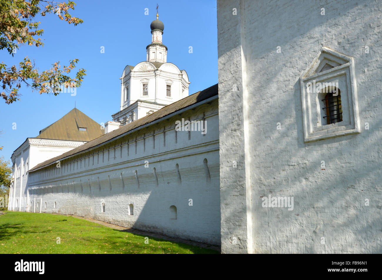 Chiesa ortodossa russa a inizio autunno, Mosca Foto Stock