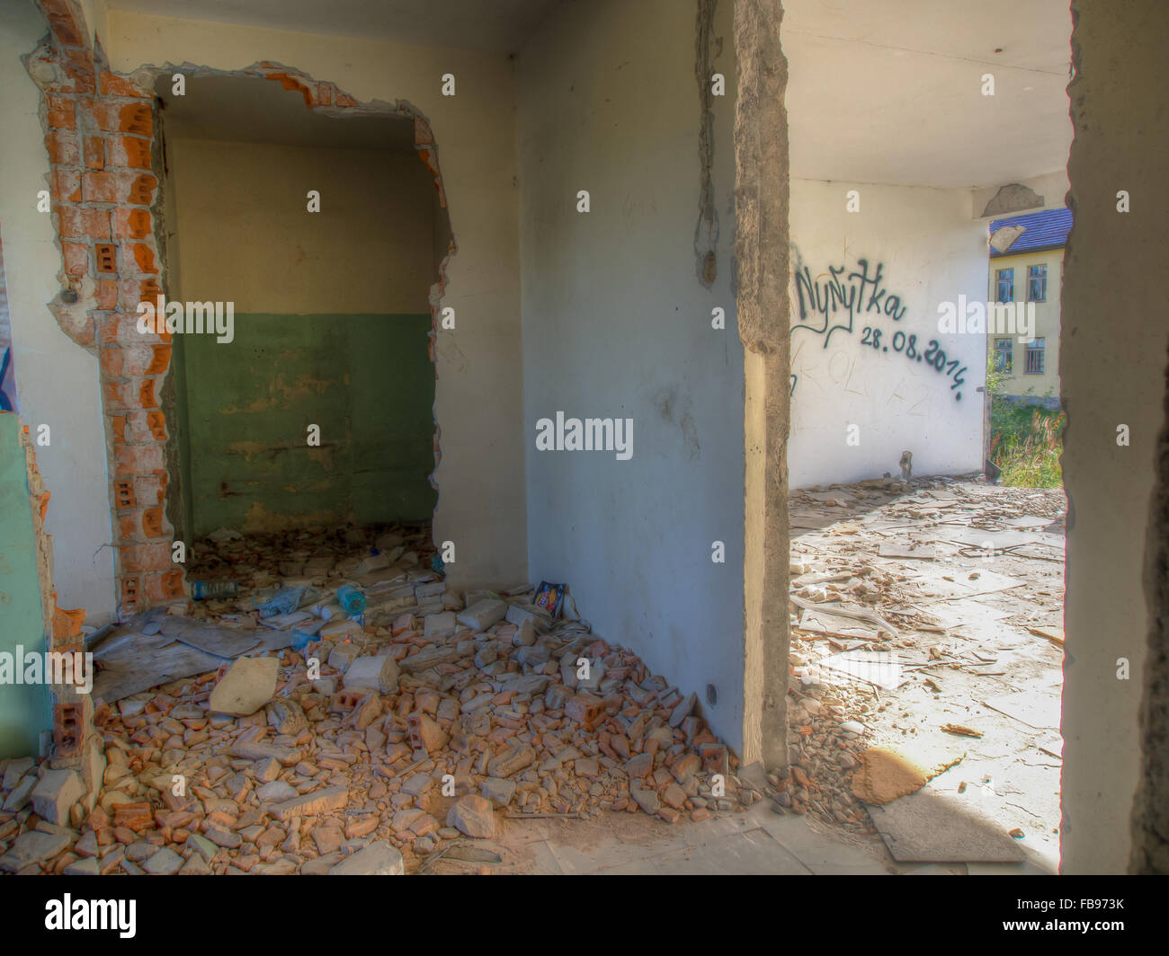 Klomino, Polonia - 28 agosto 2015: abbandonata città sovietica, distrutto il blocco di appartamenti dove militare sovietica utilizzato per vissuto Foto Stock