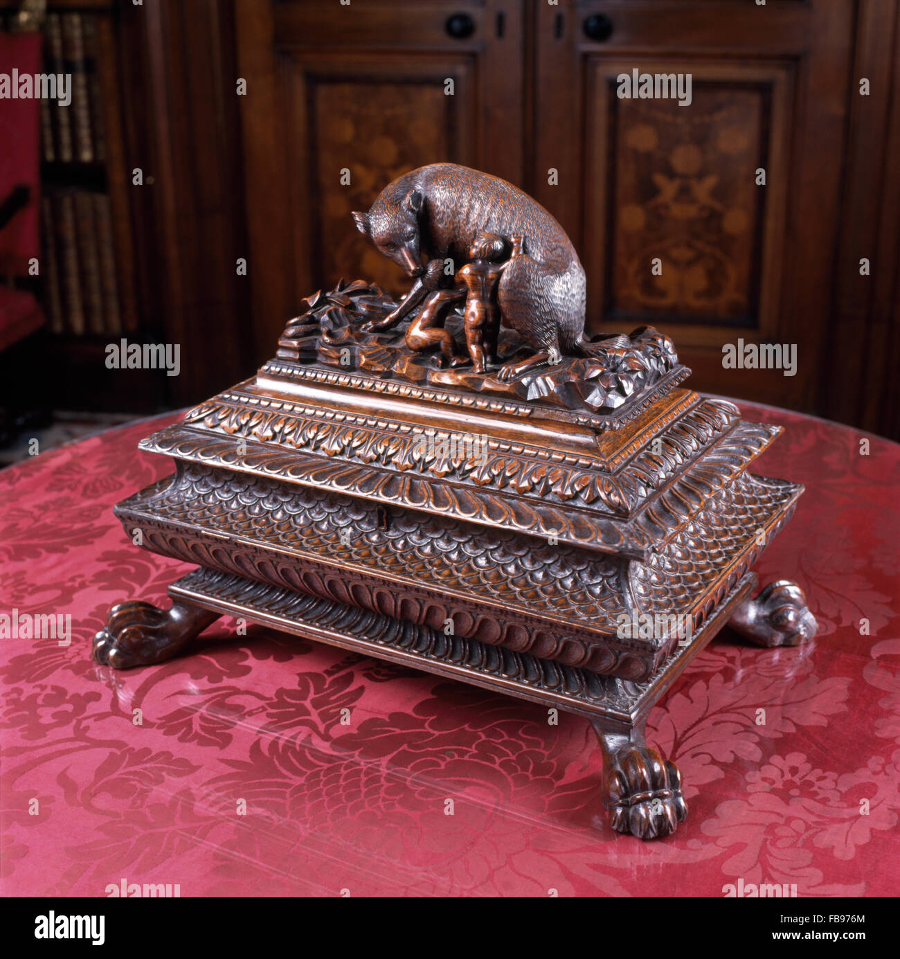 Close-up di un antico in legno intagliato raffigurante scatola di Romolo e Remo Foto Stock