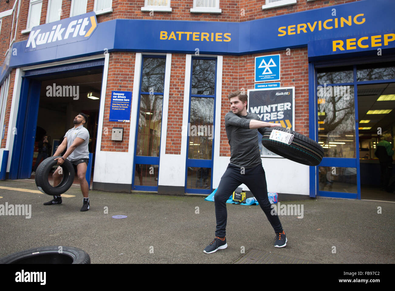 Automotive società di manutenzione 'Kwik montare dipendenti a prendere parte a un nuovo tenetevi campagna "Montare Kwik', New Kent Road, London, Regno Unito Foto Stock