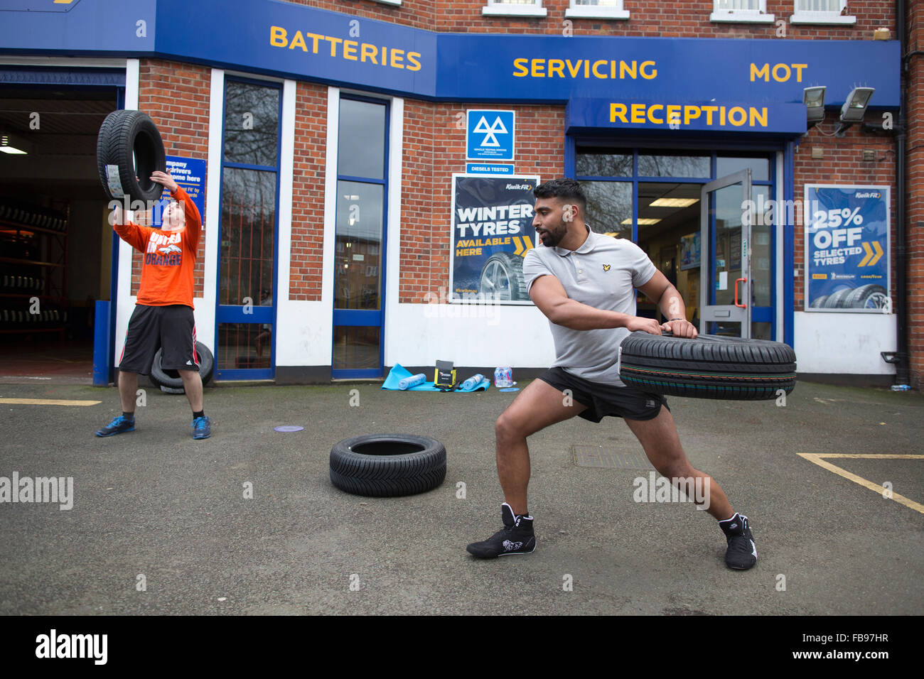 Automotive società di manutenzione 'Kwik montare dipendenti a prendere parte a un nuovo tenetevi campagna "Montare Kwik', New Kent Road, London, Regno Unito Foto Stock