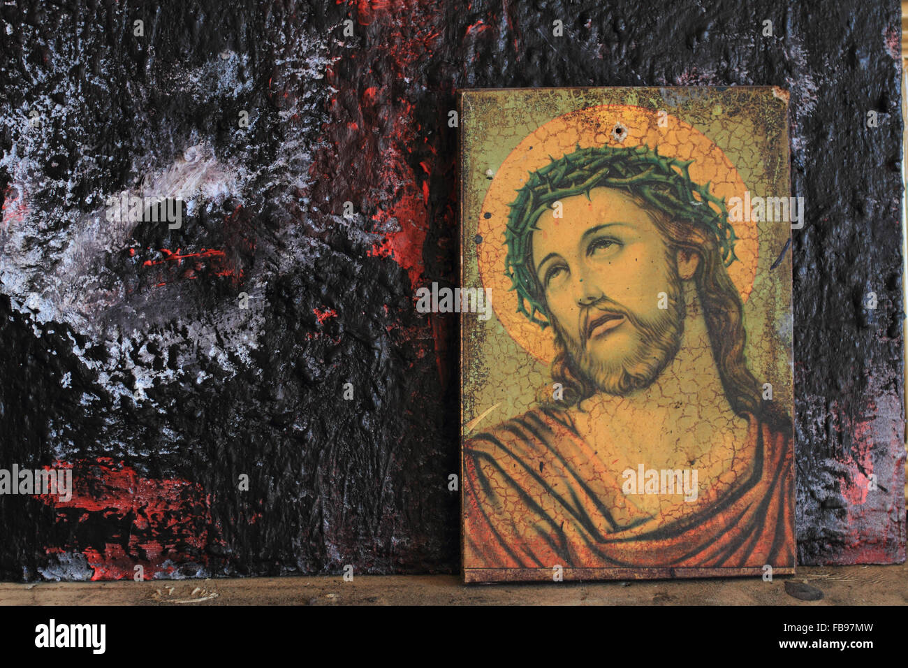 Ritratto di Gesù Cristo, coronato di spine, dipingere foto su sfondo di vernice scura, Norwich, Norfolk, UK Foto Stock