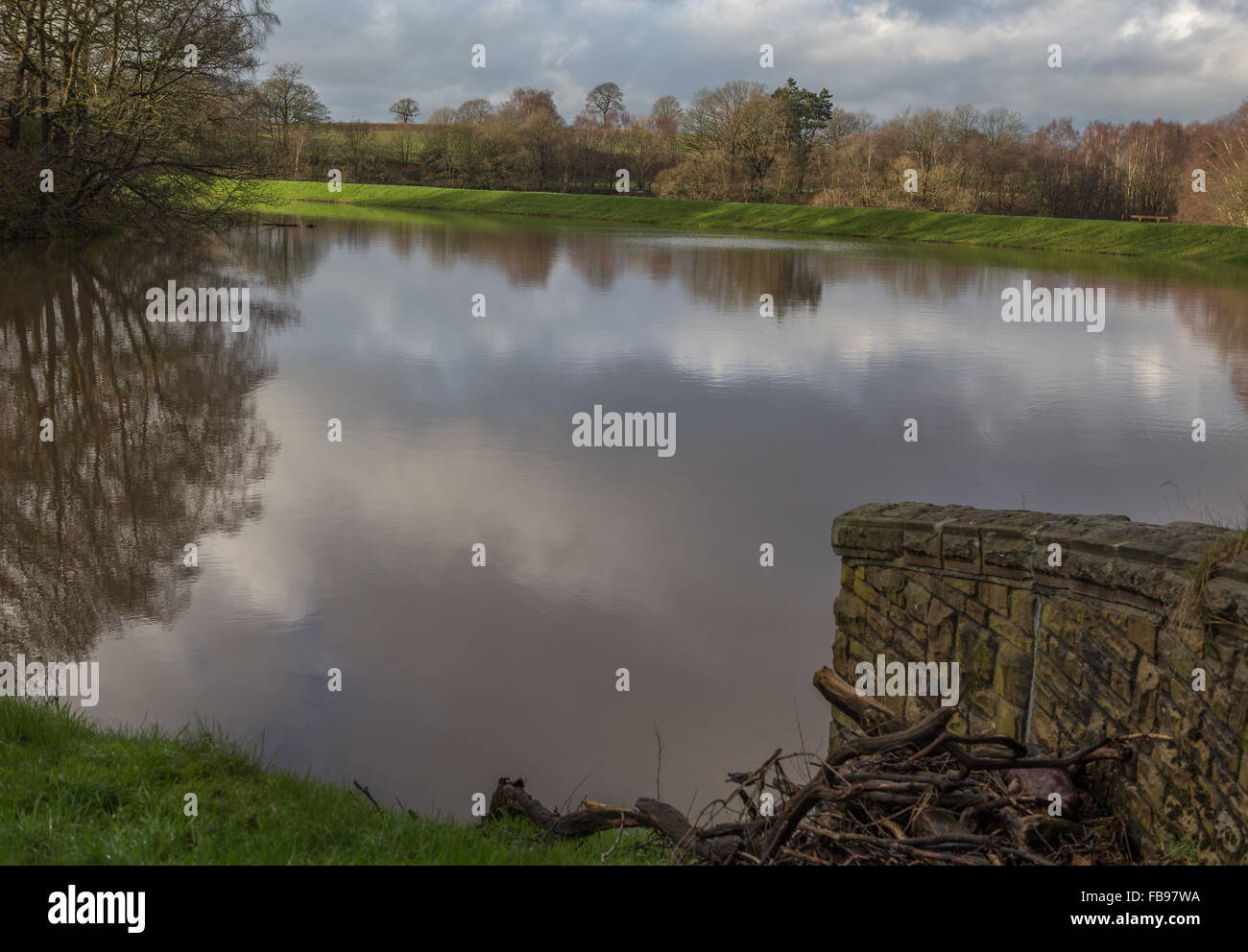 Serbatoio tranquillo con un riflesso del cielo, Worthington laghi, Standish, Foto Stock