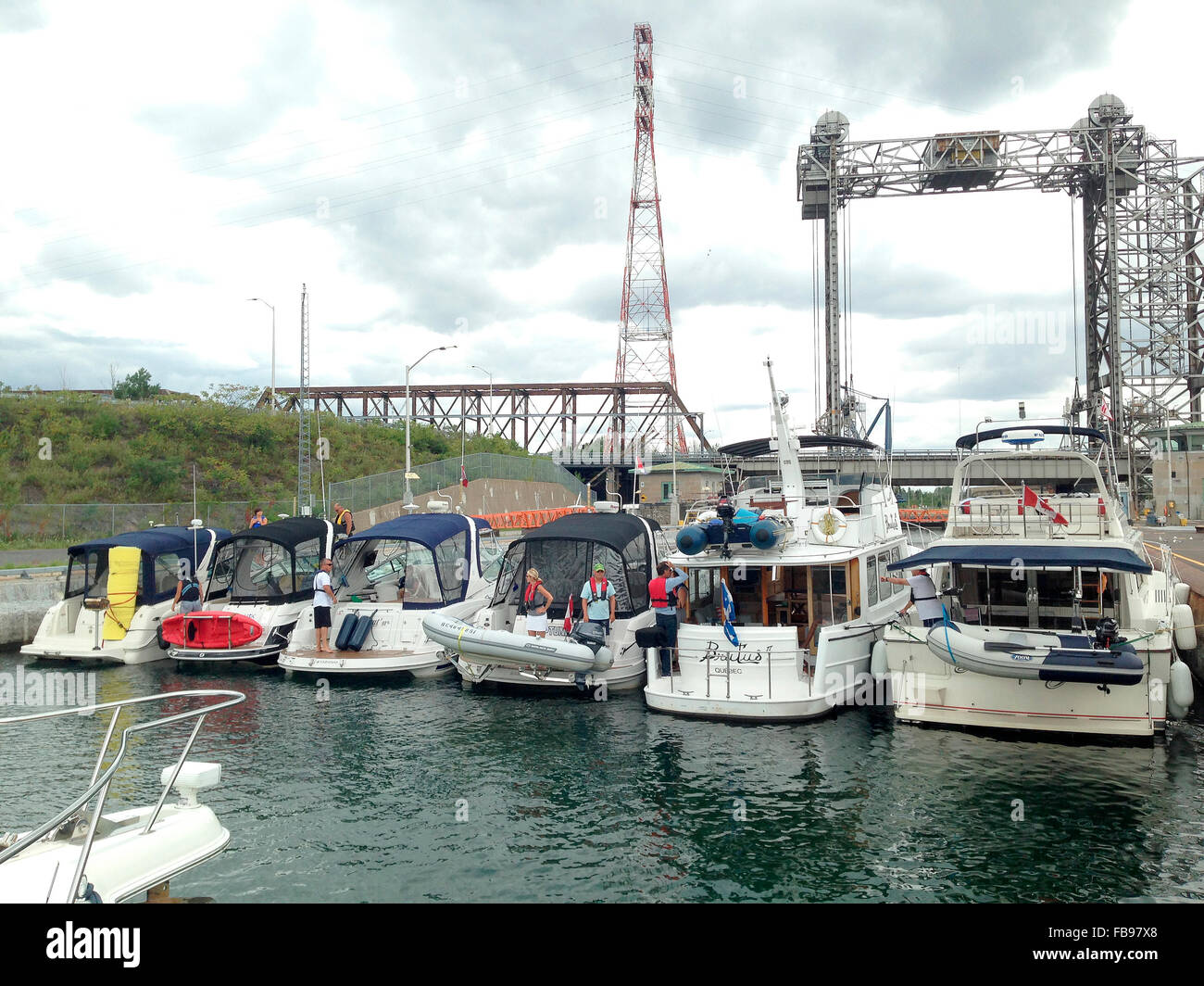 Barche all'interno del San Lambert si blocca sul San Lorenzo via mare. Foto Stock