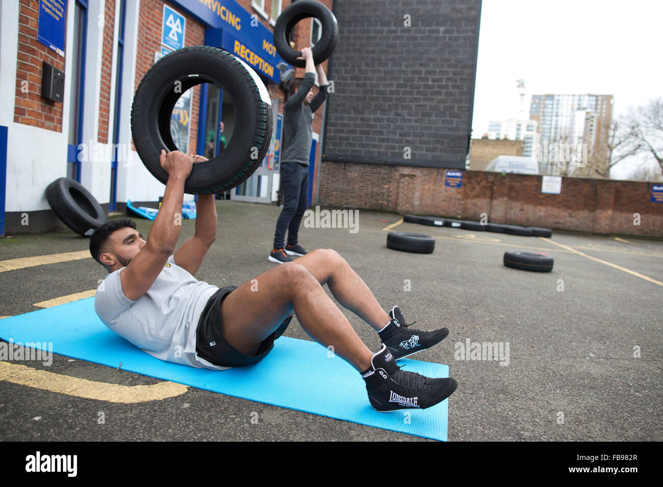 Automotive società di manutenzione 'Kwik montare dipendenti a prendere parte a un nuovo tenetevi campagna "Montare Kwik', New Kent Road, London, Regno Unito Foto Stock