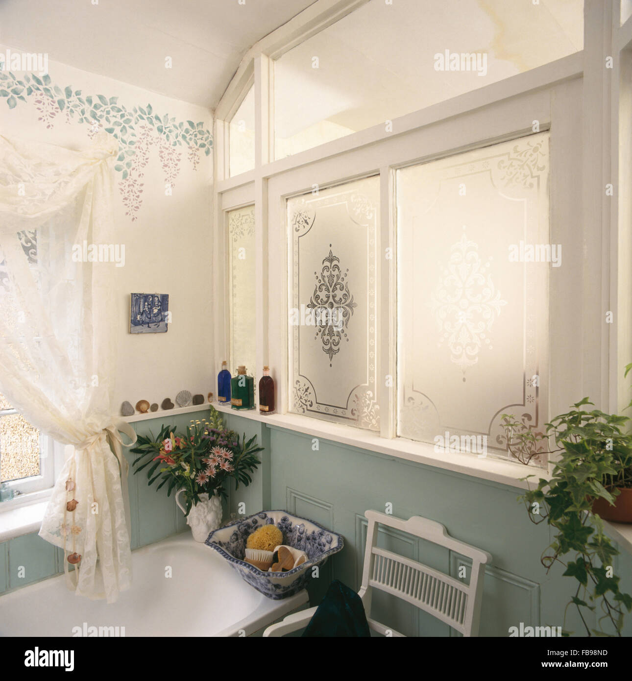 Vetro acidato vetro interno degli anni novanta in bagno con un confine stampata sulla parete Foto Stock