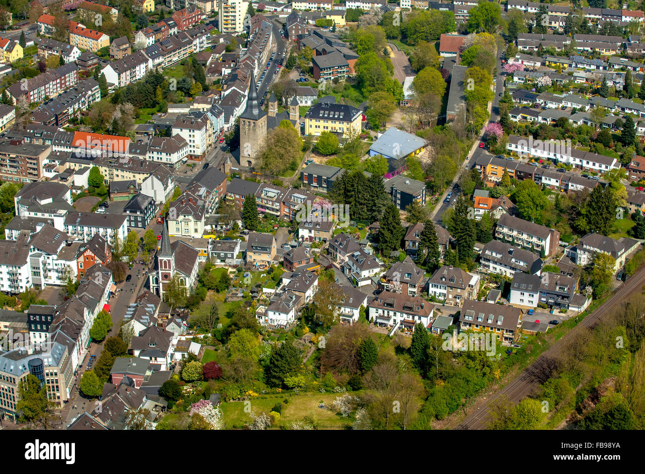 Vista aerea, centro città Alt-Erkrath, Erkrath zona pedonale, ferrovia strada con Kath.Kirche St.Johannes, Erkrath, Niederrhein, Foto Stock