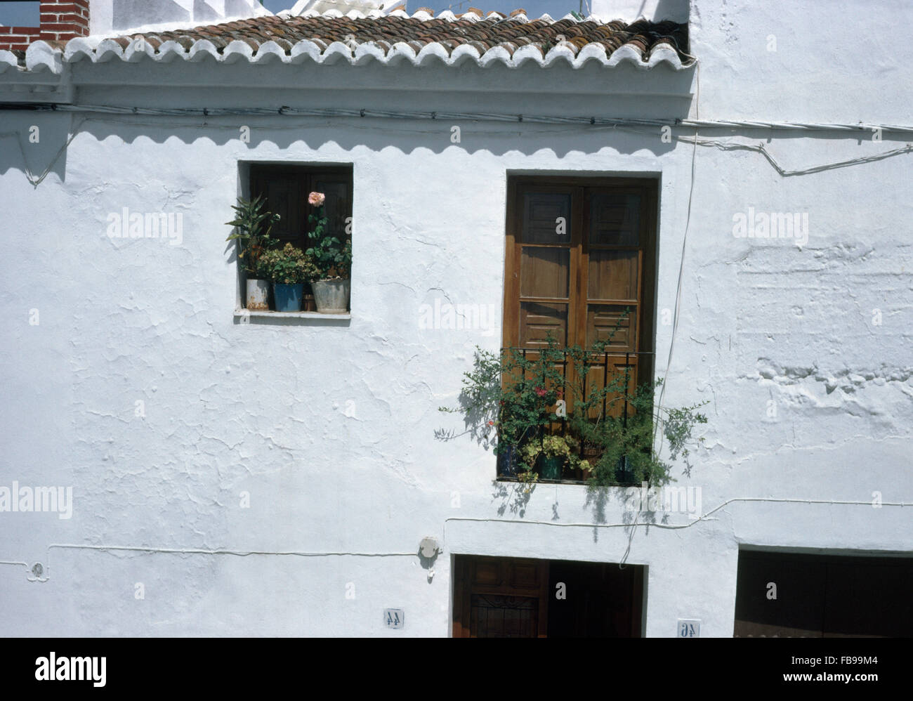 Persiane marrone sulla finestra di una costiera villa spagnolo Foto Stock