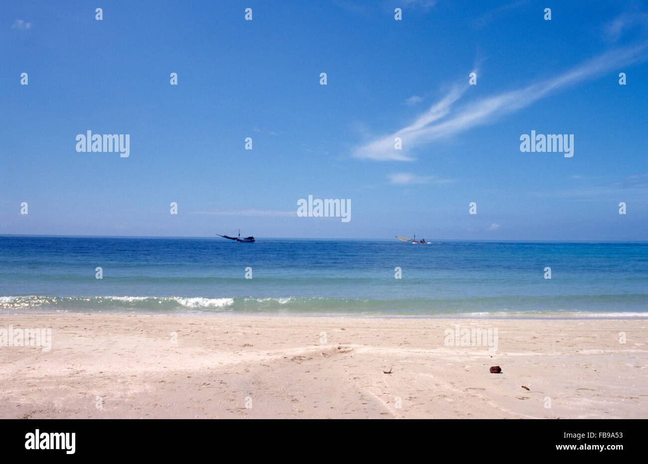 Vista di una spiaggia di sabbia bianca su di un isola asiatica Foto Stock