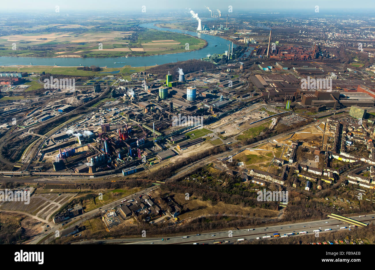 Vista aerea, guardando oltre la Thyssen in Bruckhausen / Schwelgern, Kaiser-Wilhelm-Straße Bruckhausen, acciaierie e la produzione di acciaio, Foto Stock