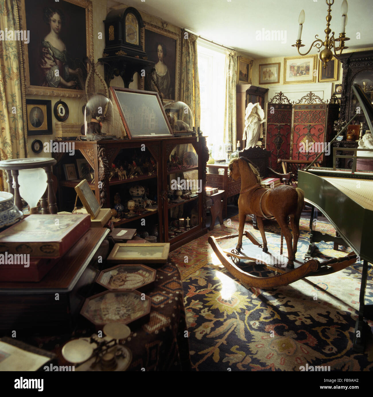 Cavallo a dondolo in studio con mobili antichi in canonica giacobino Foto Stock