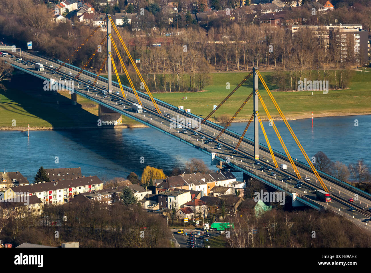 Vista aerea, marmellata sulla A40 ponte, Ponte sul Reno, chiusa al traffico pesante, bridge danni e danni ai ponti, Duisburg, la zona della Ruhr, Foto Stock