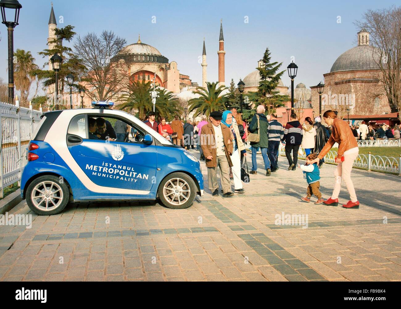 Istanbul, Turchia. Alta visibilità turismo turismo auto della polizia stazionati alla fine ne di Sultan Ahmet Square. Hagia Sophia dietro Foto Stock