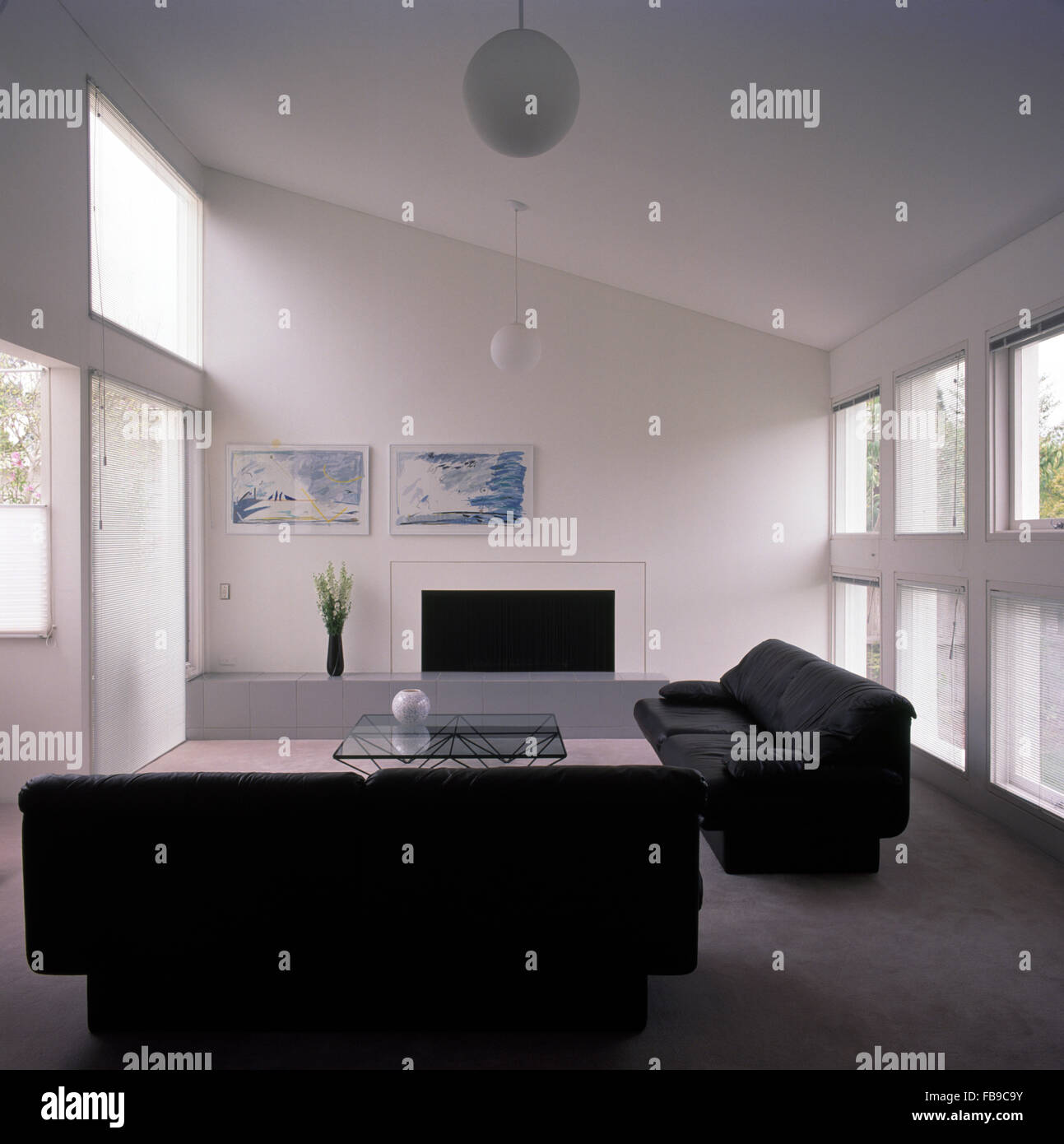 Divani neri in uno stile minimalista bianco stanza vivente Foto Stock