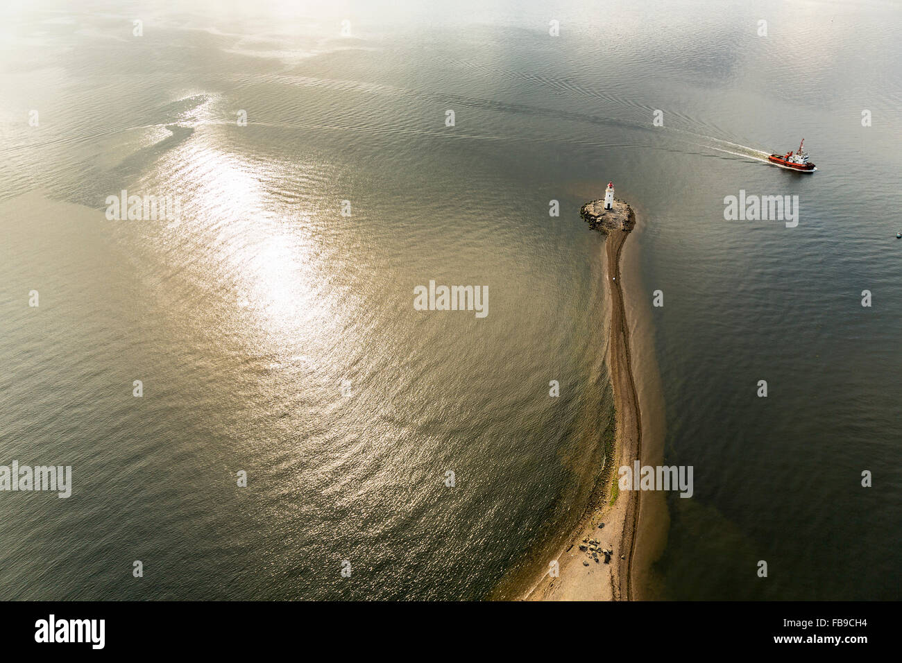 Vista aerea del faro e una barca a Vladivostok, Russia Foto Stock