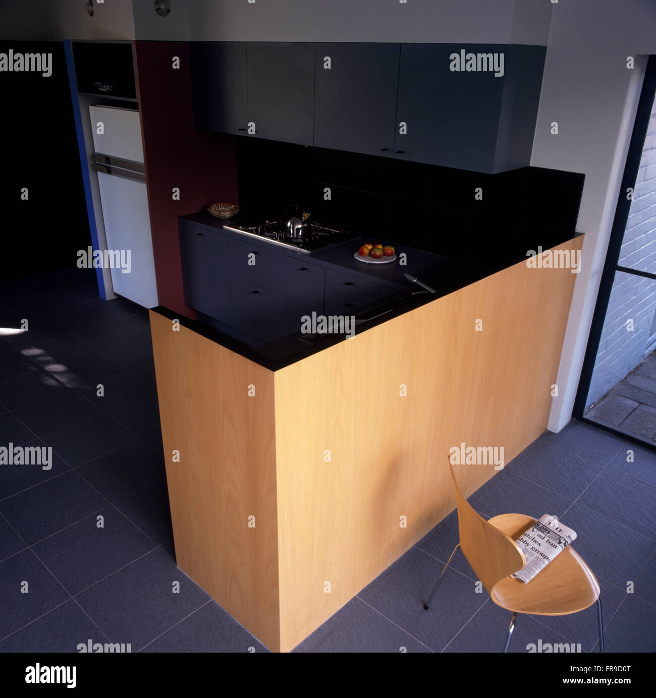 Gli uccelli vista di un nero ripiano in granito di legno pallido mezza parete in una cucina di architettura Foto Stock