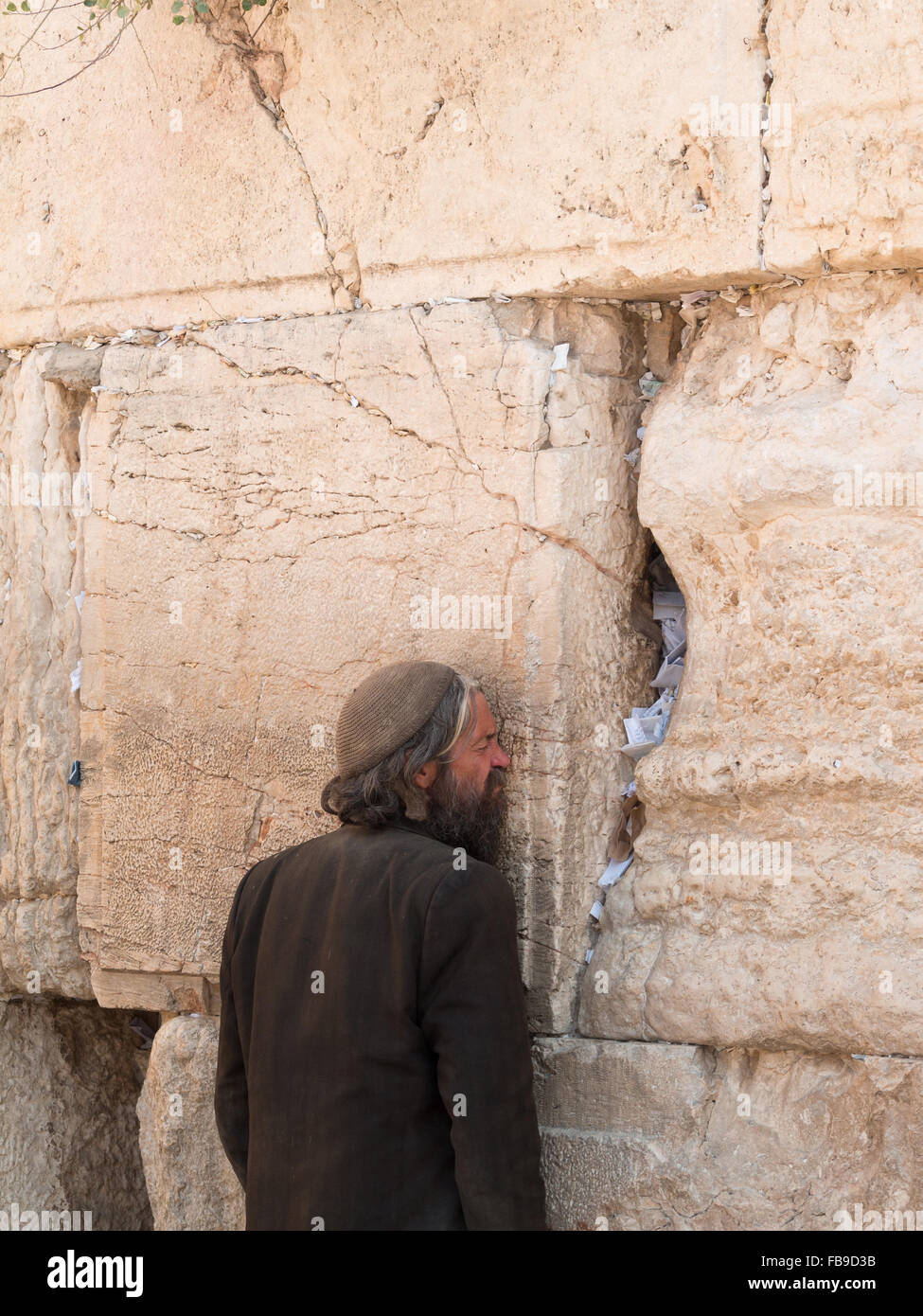 Uomo che prega nel muro occidentale Foto Stock