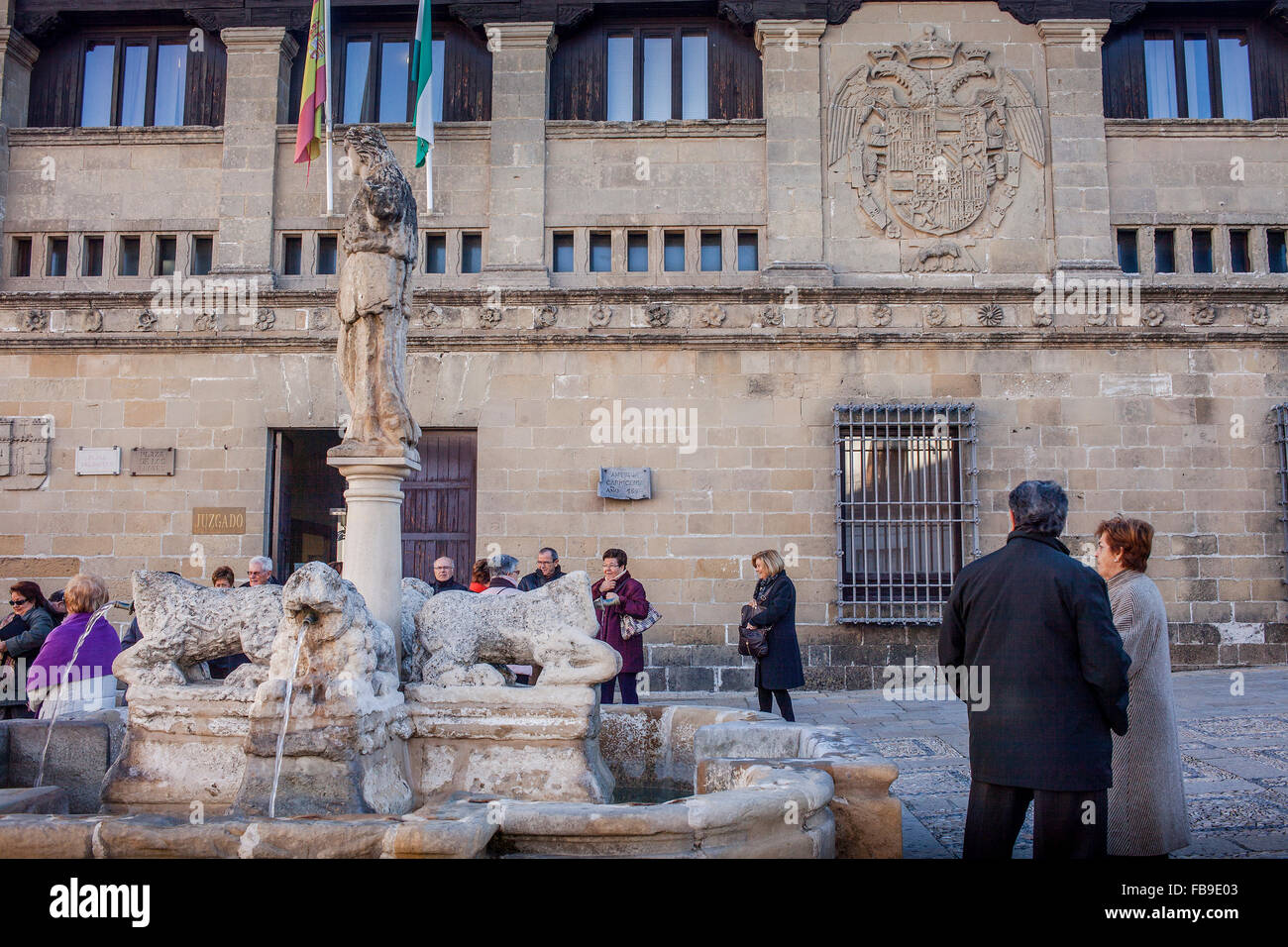Antiguas Carnicerias e la Fuente de Los Leones in Piazza del Popolo o de Los Leones, Baeza. Provincia di Jaén, Andalusia, Spagna Foto Stock