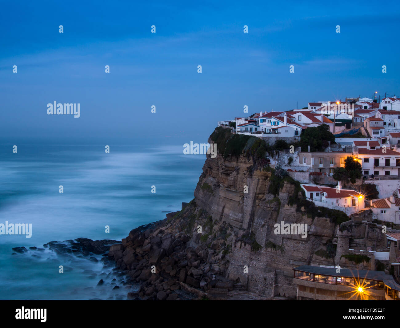 Azenhas do Mar Villaggio al tramonto, Sintra Portogallo Foto Stock