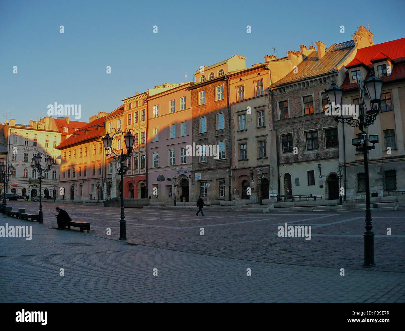 Appartamenti colorati con colori rosa, rossi, colori arancione immersa nella penombra con un cielo blu sullo sfondo a Cracovia (Polonia). Foto Stock