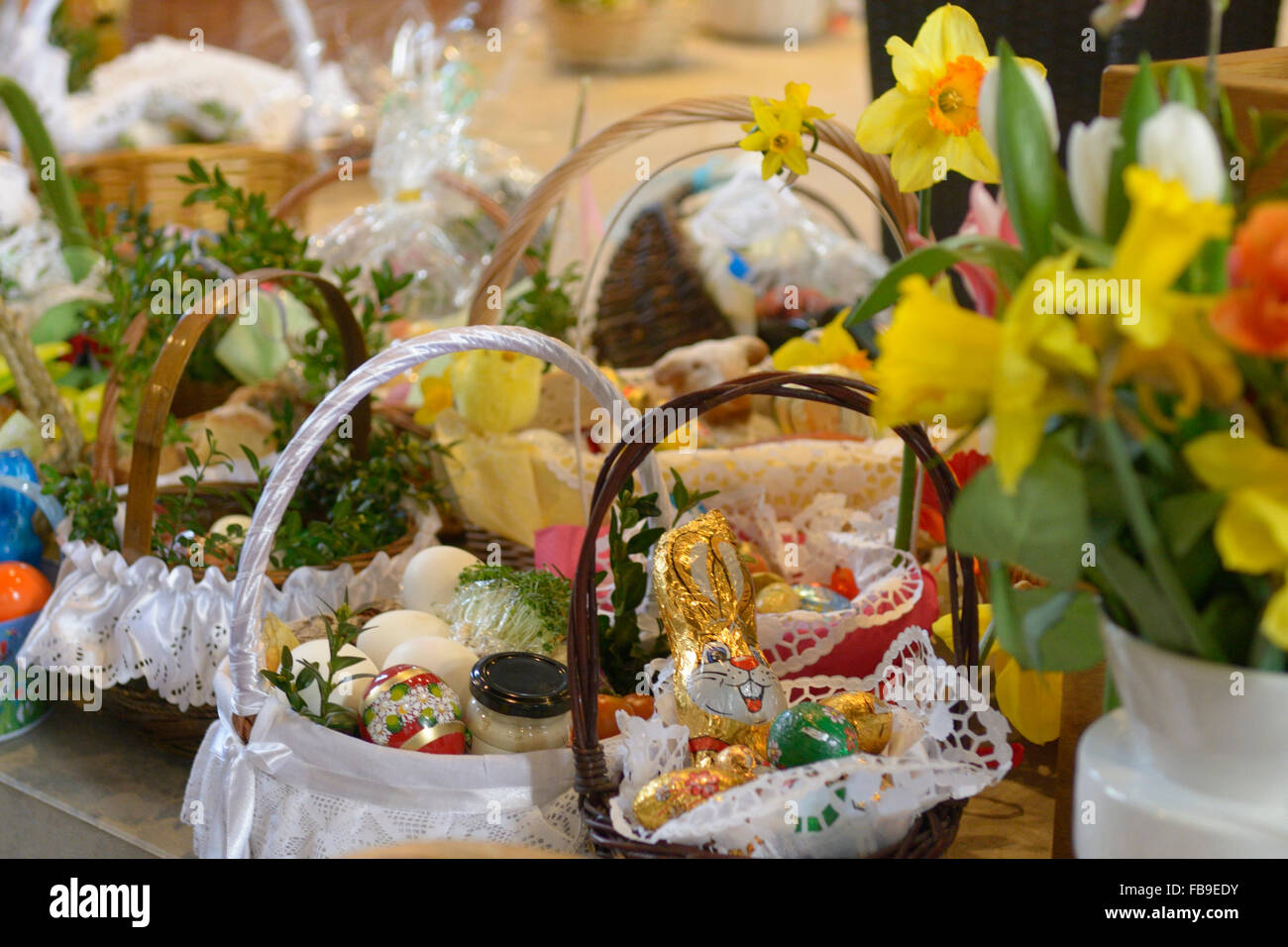 Il Polacco tradizioni cattoliche del Sabato Santo, avente la colazione di pasqua cibo beato presso una chiesa polacca in Germania Foto Stock