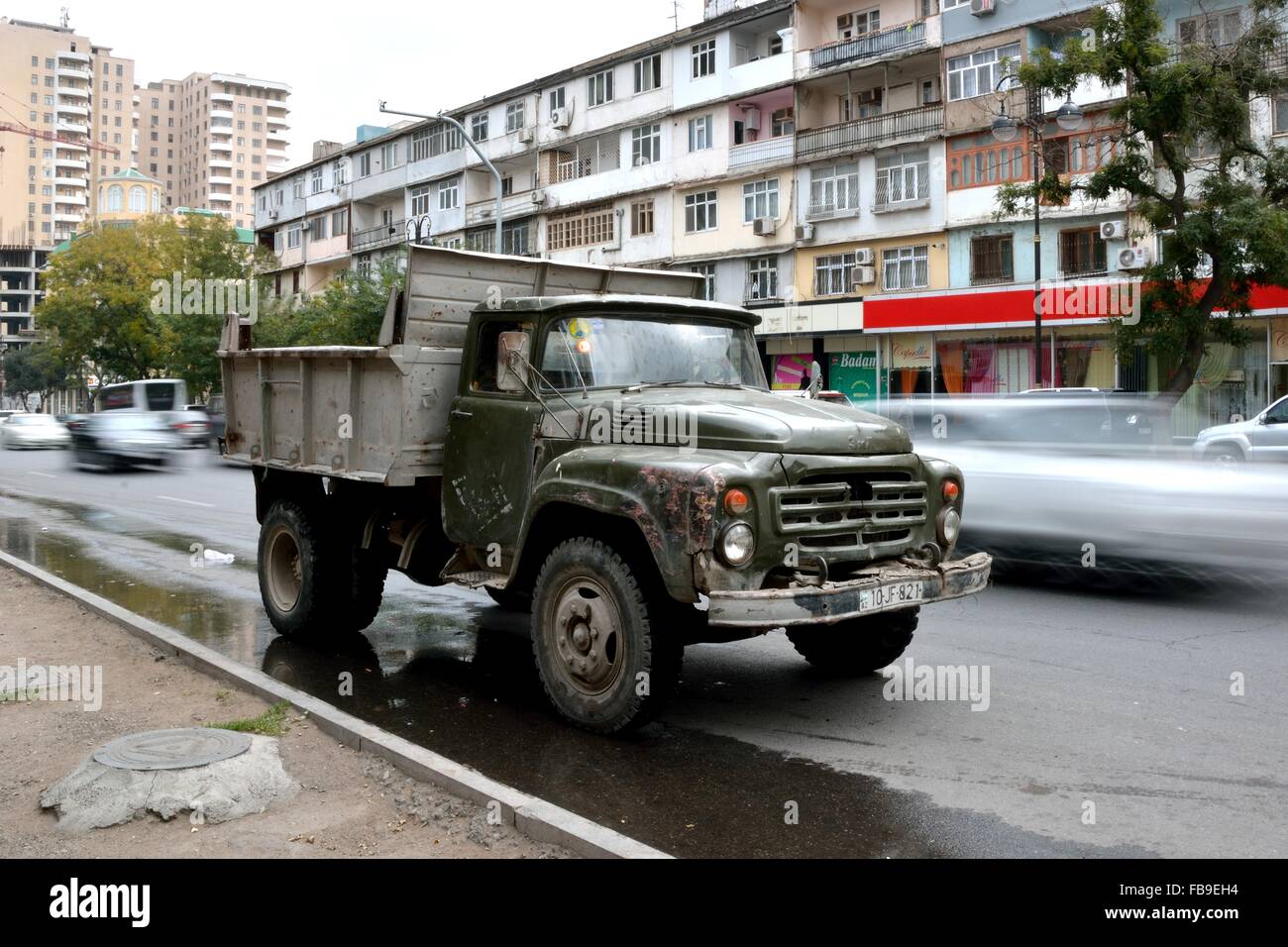 BAKU in Azerbaijan - 14 novembre 2013 un vecchio carrello sovietica strisciando su per la collina di Baku, capitale dell'Azerbaigian Foto Stock