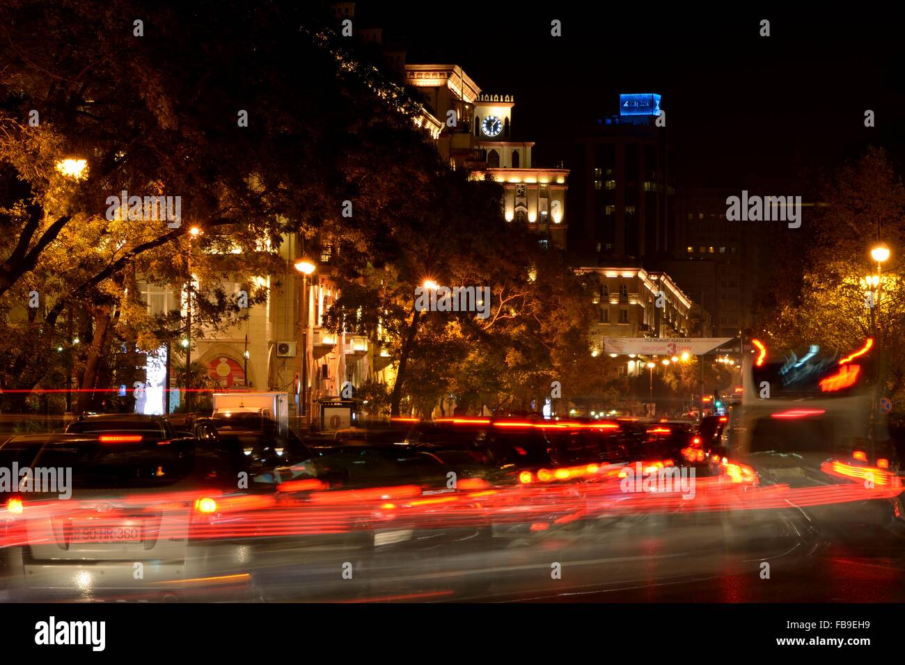 Una lunga esposizione di vetture che viaggiano fino Inshaatcilar Prospekti a Baku, in Azerbaijan. Una scena notturna che mostra i percorsi di luce da auto Foto Stock