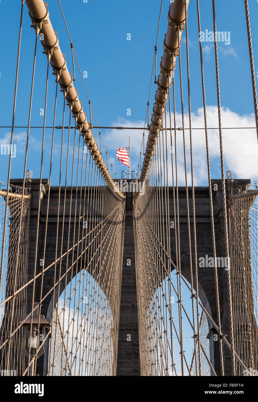 Guardando in alto verso una delle torri del ponte di Brooklyn con granito e calcare cotto e cavi di sospensione. NYC. Foto Stock