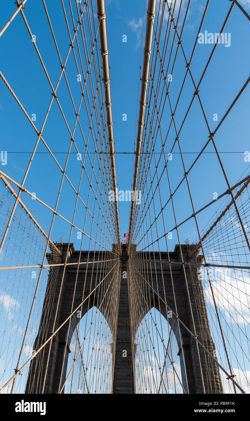 Guardando verso una delle torri del ponte di Brooklyn con granito e calcare cotto e cavi di sospensione. NYC. Foto Stock