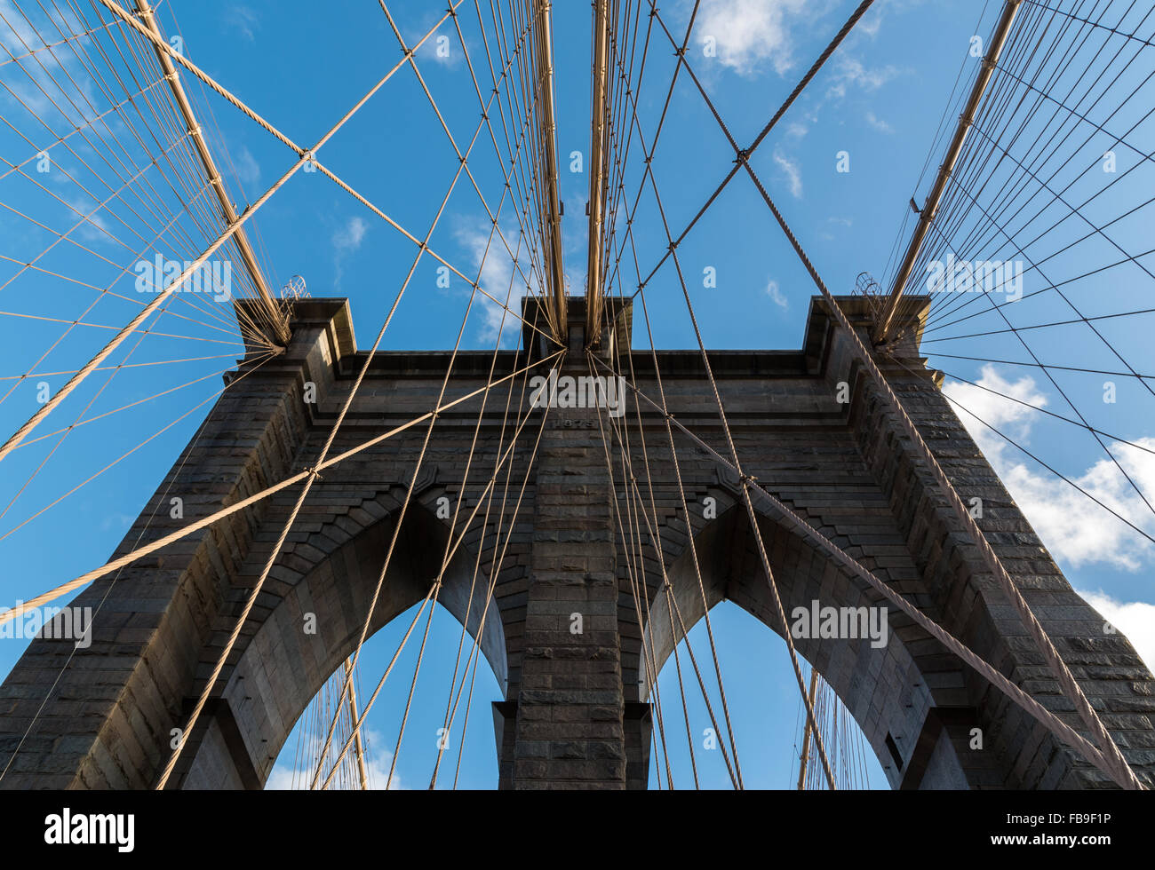 Primo piano di una delle torri del ponte di Brooklyn con granito e calcare cotto e cavi di sospensione. NYC. Foto Stock