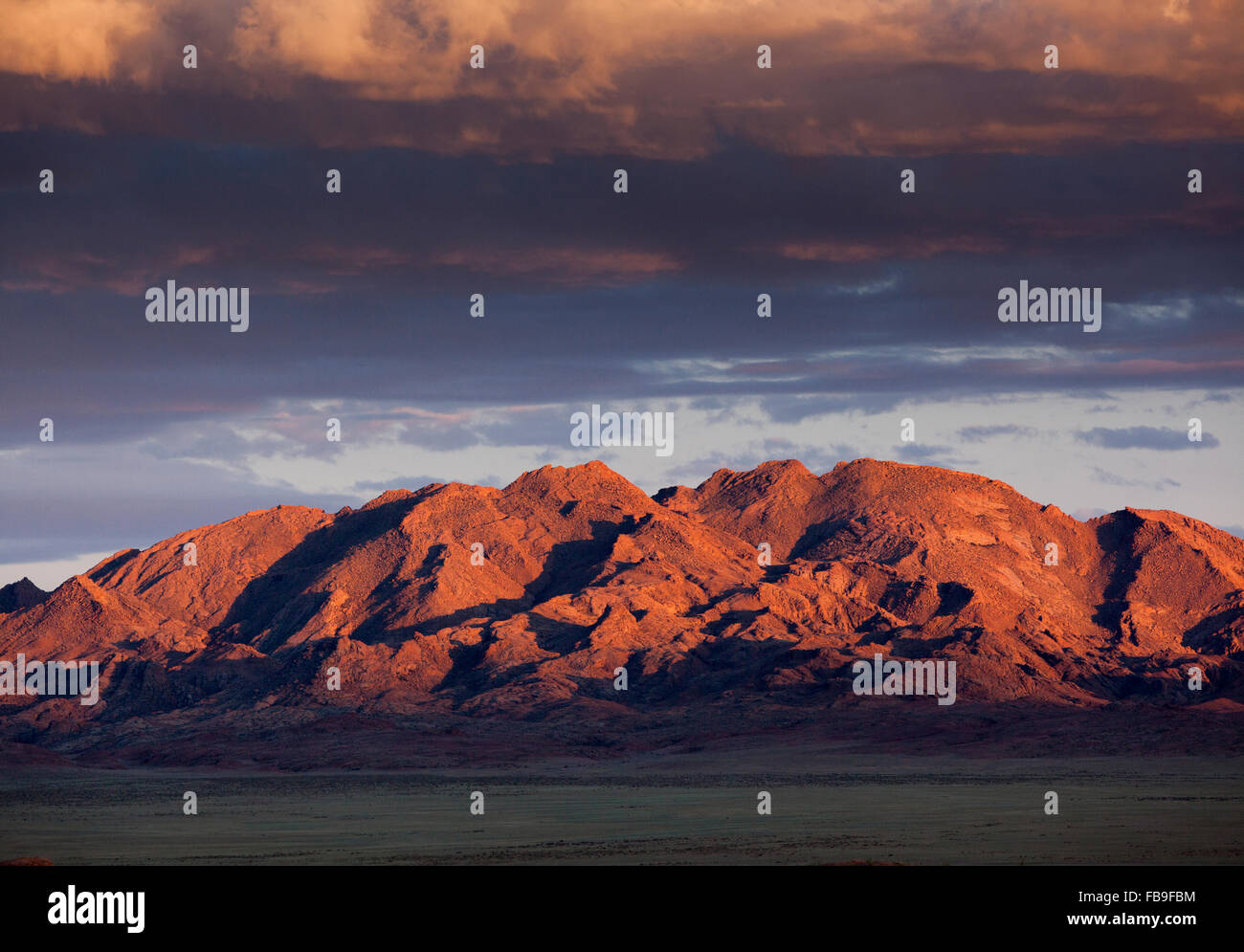 Tramonto sulle montagne nei pressi di Khovd e lago Achit in remoto lontano-Mongolia occidentale. Foto Stock