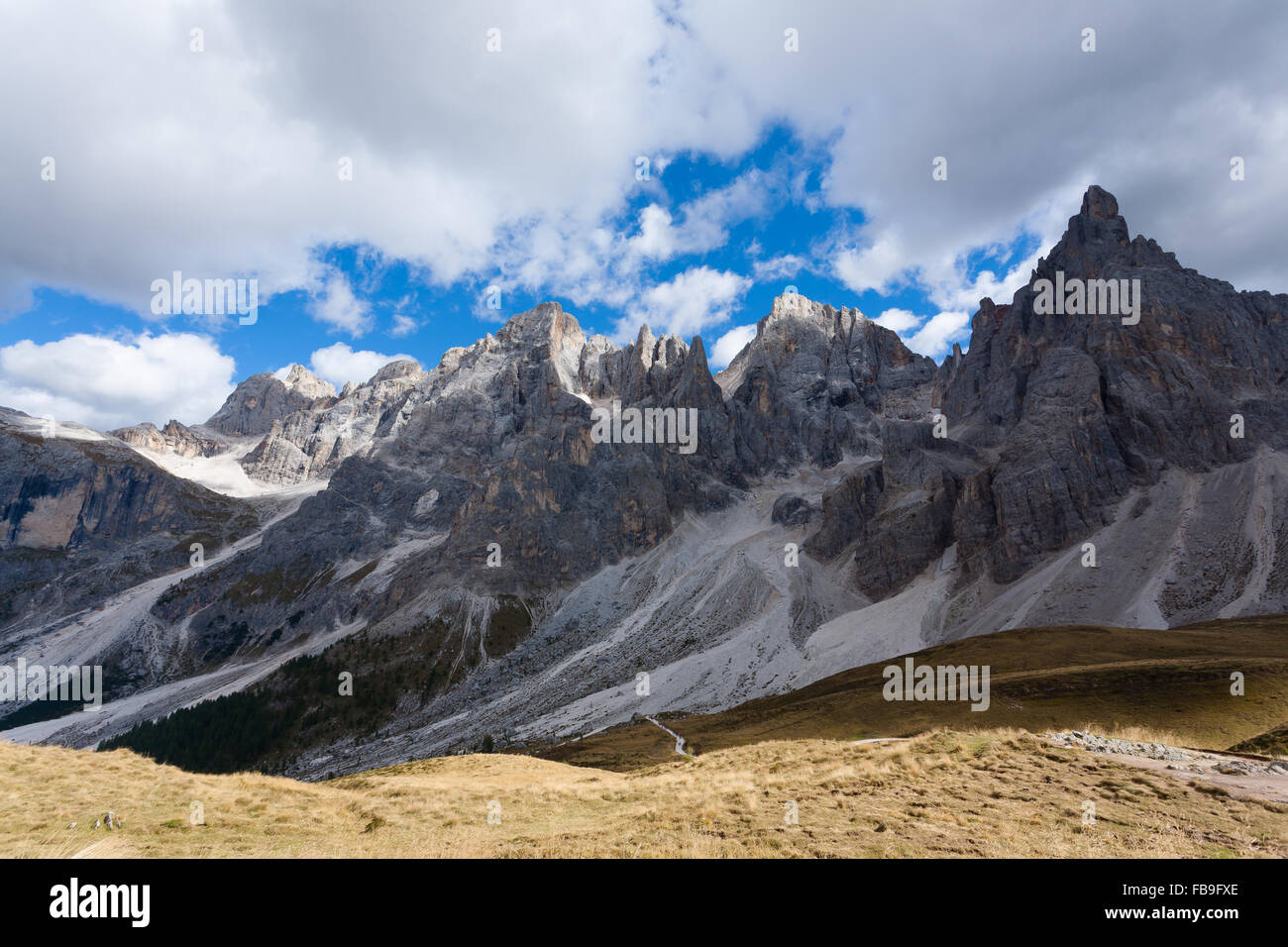 Panorama dalle Alpi italiane da 'San Martino di Castrozza'. Vista delle Dolomiti. Foto Stock