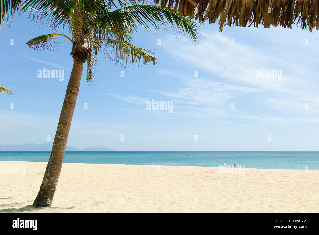 Soleggiato e caldo spiaggia tropicale in Vietnam centrale vicino a Danang city Foto Stock