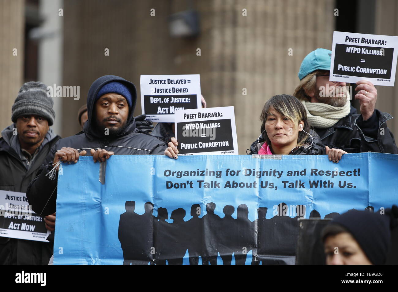 La città di New York, Stati Uniti. Xii gen, 2016. VOCAL NY membri con striscioni e insegne di fronte a noi ufficio del procuratore. I genitori di uccisi NYC teen Ramarley Graham aderito i membri del New York City Council e nero vive la materia di attivisti di domanda il procuratore statunitense indagare il loro figlio è la morte per mano di NYPD ufficiali. Credito: Andy Katz/Pacific Press/Alamy Live News Foto Stock