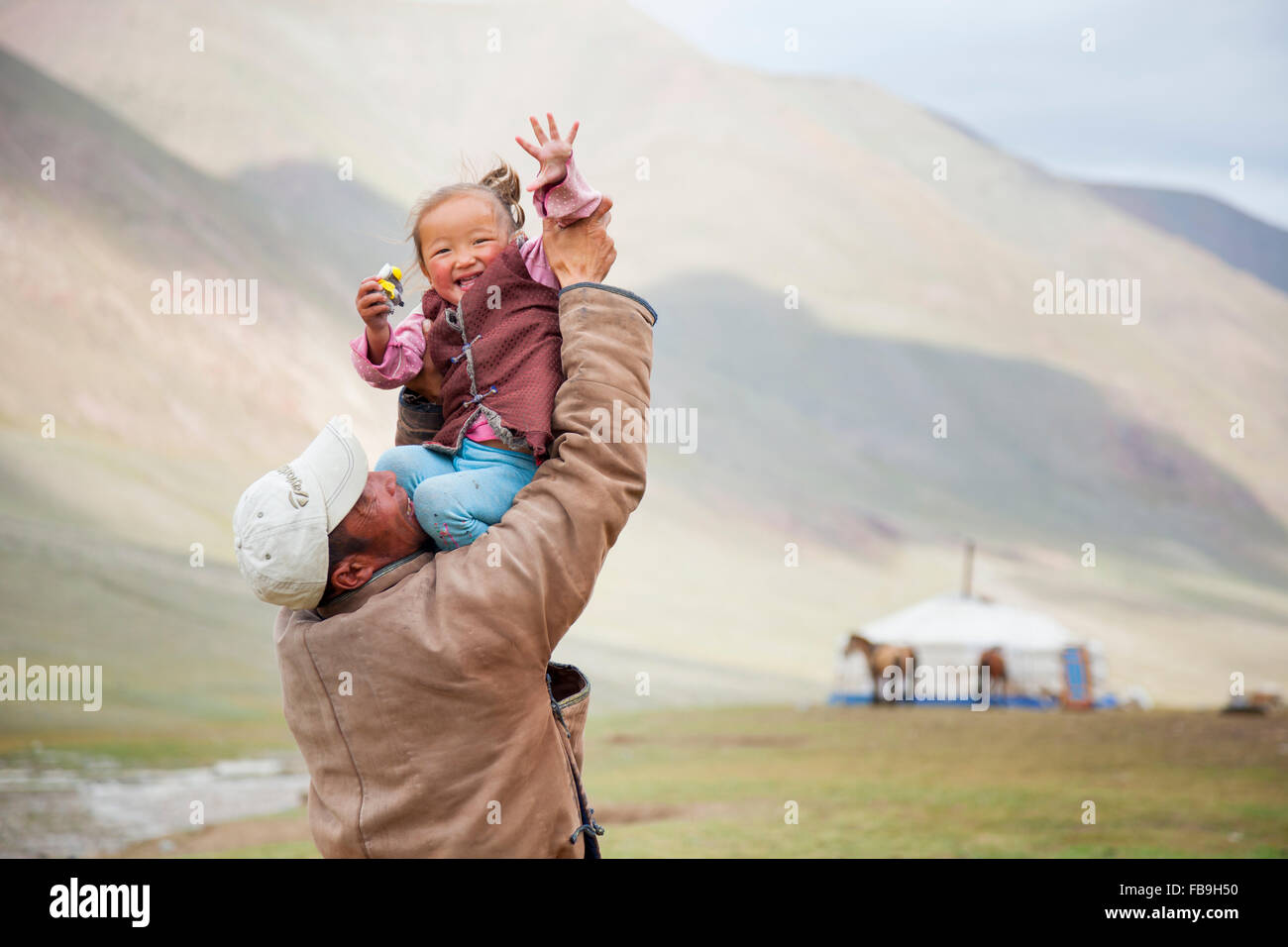 Padre e figlia di condividere una risata Kharkhiraa Turgen National Park, Mongolia. Foto Stock