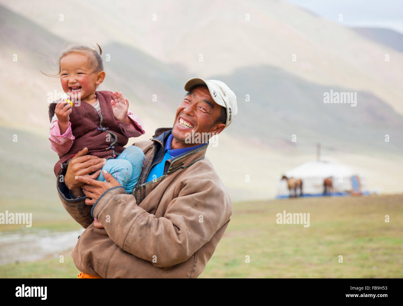 Padre e figlia di condividere una risata Kharkhiraa Turgen National Park, Mongolia. Foto Stock