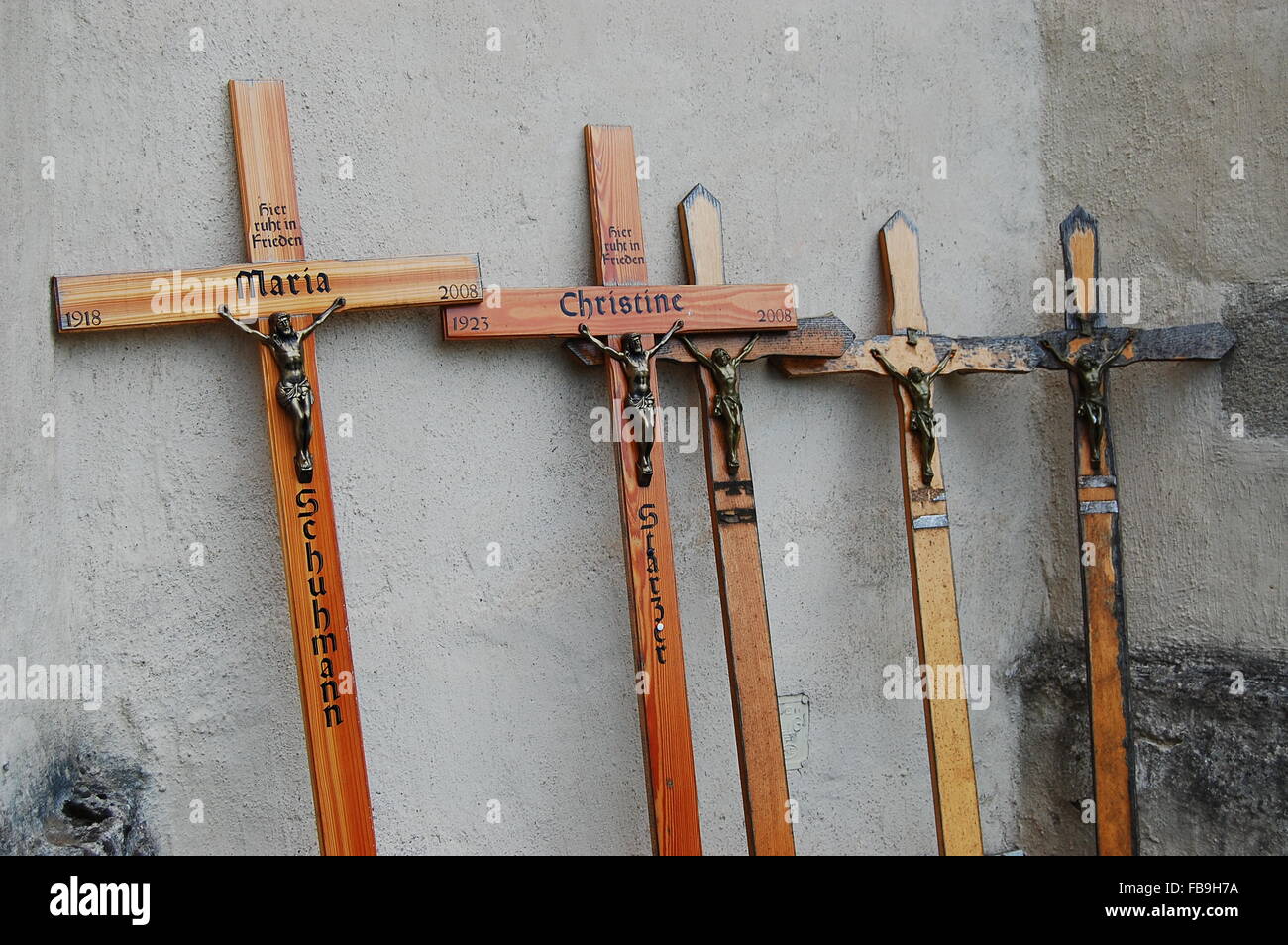 Christian croci di legno per tombe, Germania Foto Stock