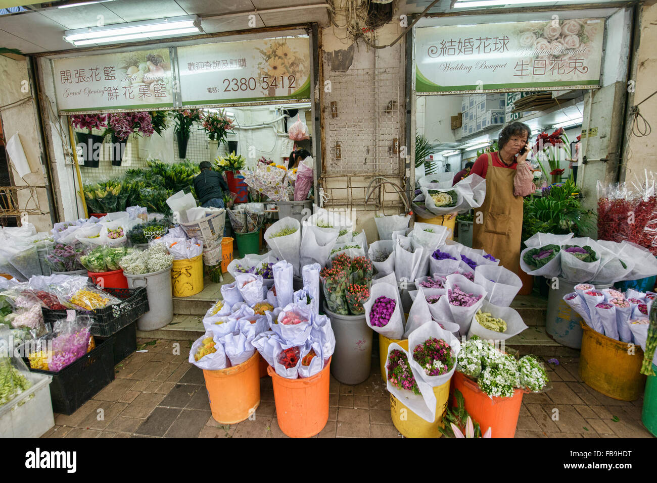 Scene dal vivace Mercato dei Fiori in Mongkok, Hong Kong Foto Stock