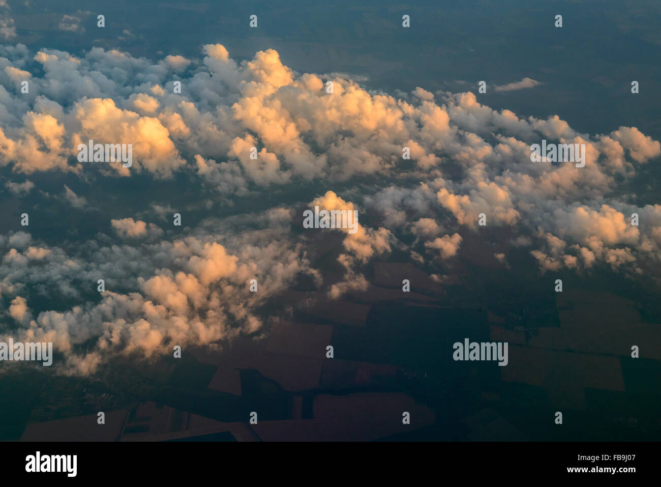 Nuvole al tramonto visto dal velivolo, Ucraina Foto Stock