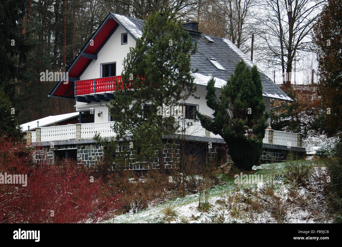 Weissenborn, Germania. Xii gen, 2016. L'ex casa di Milo Barus, che passò alla storia come la "più forte del mondo man', in Weissenborn, Germania, 12 gennaio 2016. Dopo avere lasciato vuoto per tre anni, la proprietà deve essere convertito in un luogo di incontro per i cuochi amatoriali. Foto: FRIEDHELM BERGER/DPA/Alamy Live News Foto Stock