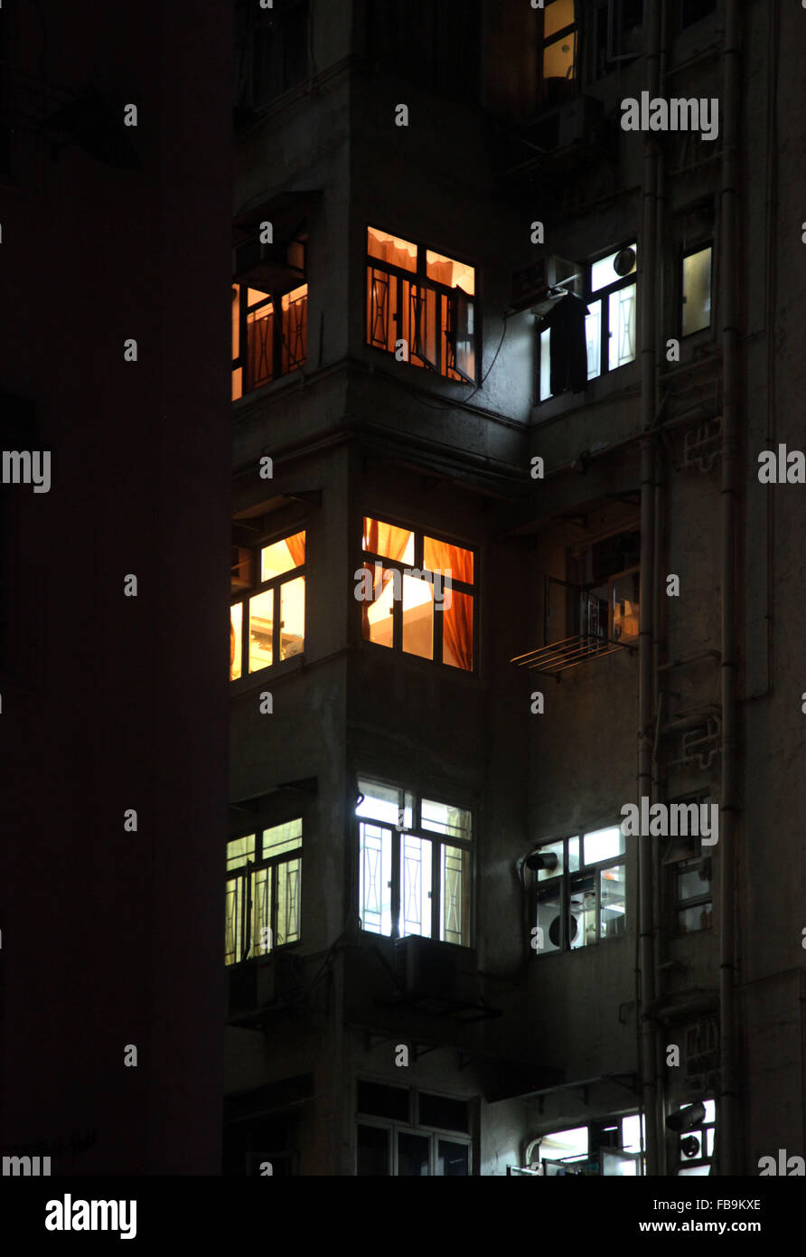 Si tratta di una foto di alcuni appartamenti vista dall'esterno di notte. È la sera Foto Stock