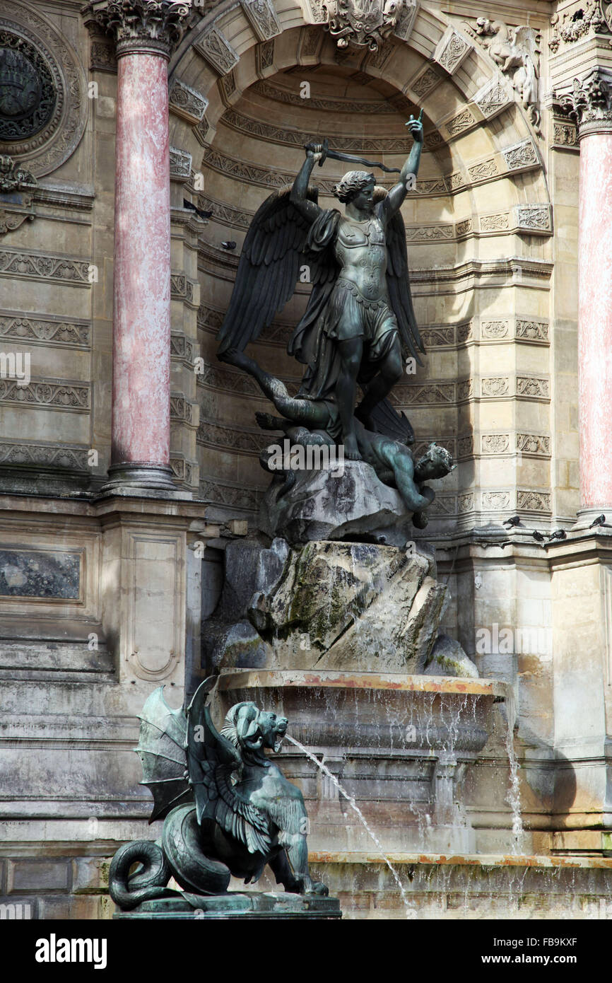 Si tratta di una foto di una fontana di acqua a Parigi in Place Saint-Michel. Siamo in grado di vedere un angelo e la statua di un drago. Foto Stock