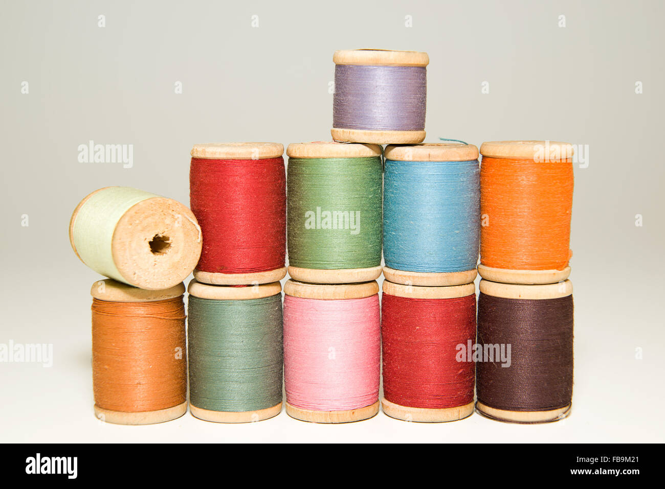 Manyl bobine di filo di diversi colori su bianco Foto Stock