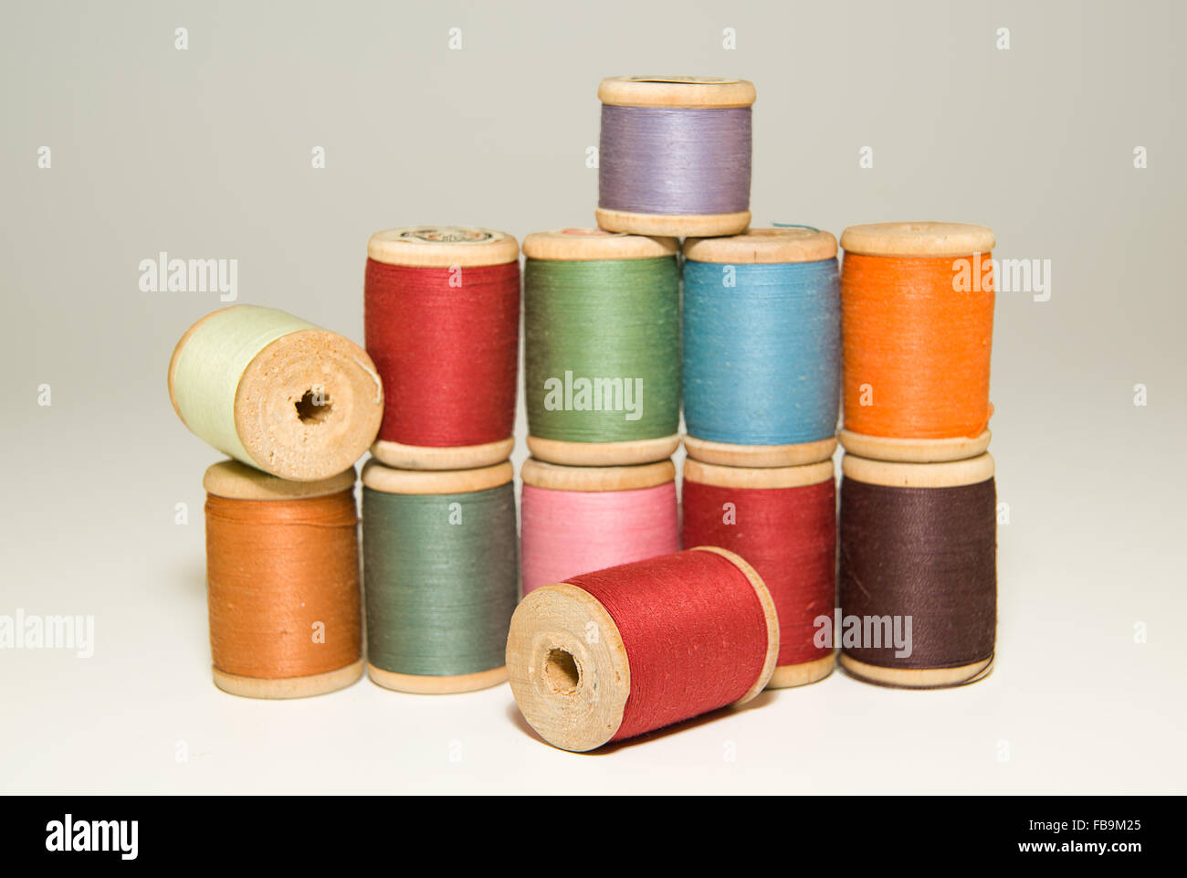 Manyl bobine di filo di diversi colori su bianco Foto Stock