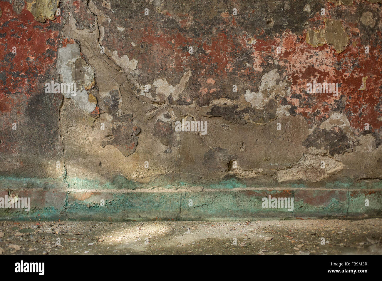 Decadendo, la vernice si sfoglia pareti in un edificio abbandonato Foto Stock