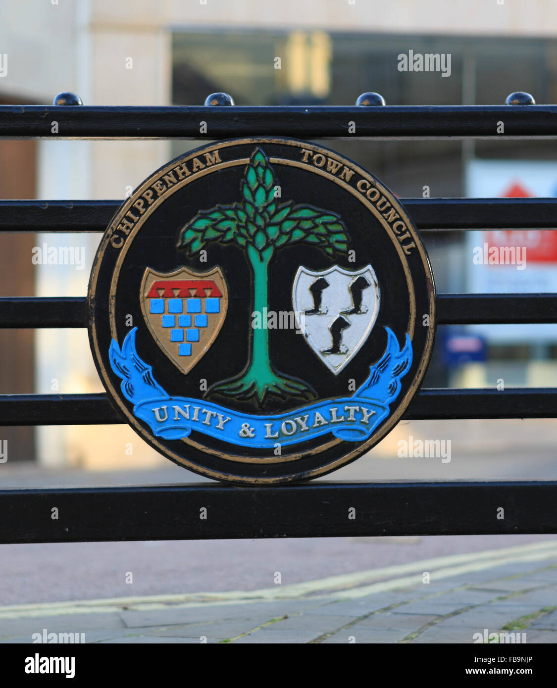 Chippenham Town segno del Consiglio su un cancello in Chippenham, Wiltshire, Regno Unito Foto Stock